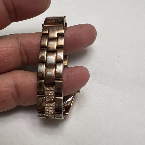 DKNY Rose Gold model  NY8399 new battery keeps time date accurate - Picture 10 of 12